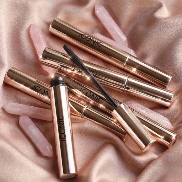 Iconic London Triple Threat Mascara in Black - Picture 5 of 13